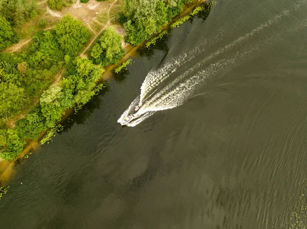 Flygdrönare Motorbåten Seglar Längs Floden — Stockfoto