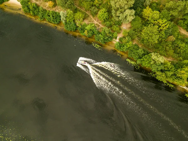 Vue Aérienne Sur Drone Bateau Moteur Navigue Long Rivière — Photo