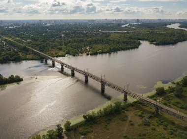 Hava aracı görüntüsü. Kiev 'deki Dinyeper nehri üzerindeki demiryolu köprüsü..