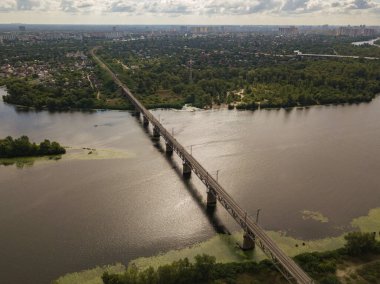 Hava aracı görüntüsü. Kiev 'deki Dinyeper nehri üzerindeki demiryolu köprüsü..