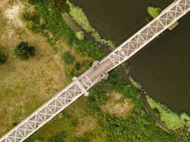 Hava aracı görüntüsü. Kiev 'deki Dinyeper nehri üzerindeki demiryolu köprüsü..