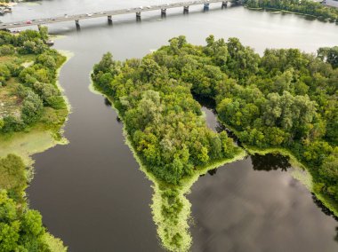 Kiev 'deki Dinyeper Nehri' nin havadan görünüşü.