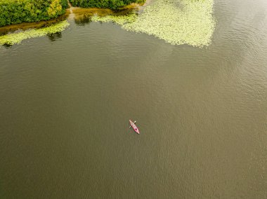 Yaz günü nehirde kano kayığı. Hava aracı görünümü.