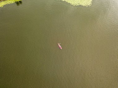 Yaz günü nehirde kano kayığı. Hava aracı görünümü.