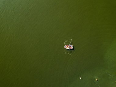 Hava aracı görüntüsü. Nehirde balıkçı teknesi..