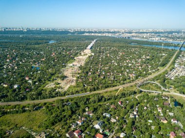 Hava görüntüsü. Kiev 'de inşaat halindeki köprü.