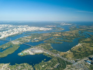 Kiev ve Dinyeper nehrinin yüksek manzarası.