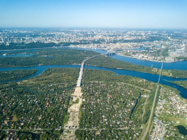 Hava görüntüsü. Kiev 'de inşaat halindeki köprü.