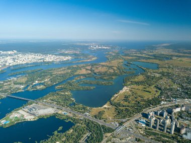 Kiev ve Dinyeper nehrinin yüksek manzarası.