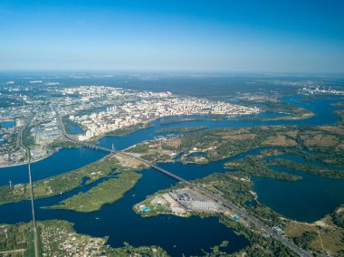 Kiev ve Dinyeper nehrinin yüksek manzarası.