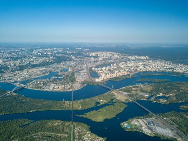 Kiev ve Dinyeper nehrinin yüksek manzarası.