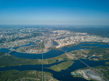 Kiev ve Dinyeper nehrinin yüksek manzarası.