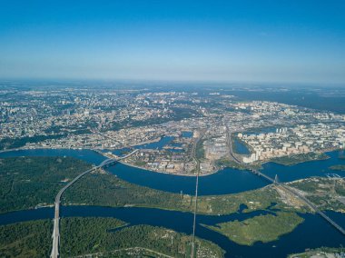 Kiev ve Dinyeper nehrinin yüksek manzarası.