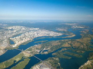 Kiev ve Dinyeper nehrinin yüksek manzarası.