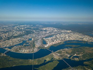 Kiev ve Dinyeper nehrinin yüksek manzarası.