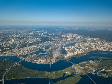 Kiev ve Dinyeper nehrinin yüksek manzarası.