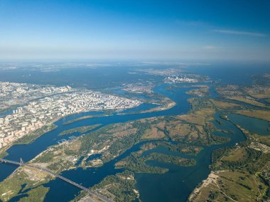 Kiev ve Dinyeper nehrinin yüksek manzarası.