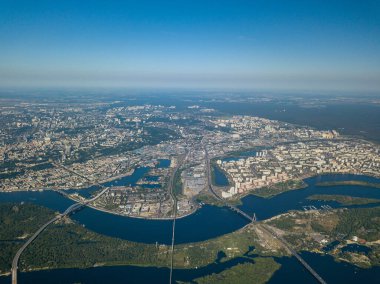 Kiev ve Dinyeper nehrinin yüksek manzarası.
