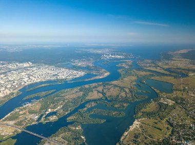 Kiev ve Dinyeper nehrinin yüksek manzarası.