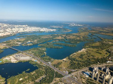 Kiev ve Dinyeper nehrinin yüksek manzarası.