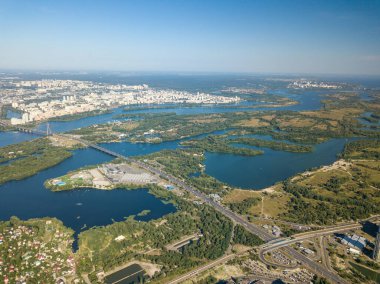 Kiev ve Dinyeper nehrinin yüksek manzarası.