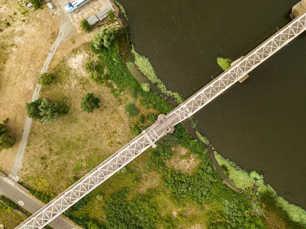空中ドローンビュー キエフのドニエプル川を渡る鉄道橋 — ストック写真