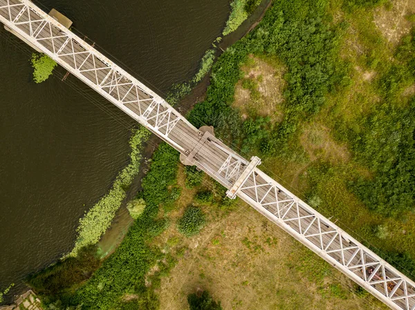 空中无人驾驶飞机视图 基辅第聂伯河上的铁路桥 — 图库照片