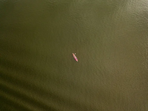夏の日に川のカヤックボート 空中ドローンビュー — ストック写真