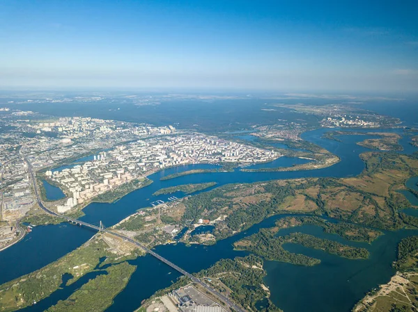 Kiev ve Dinyeper nehrinin yüksek manzarası.
