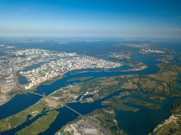 Kiev ve Dinyeper nehrinin yüksek manzarası.