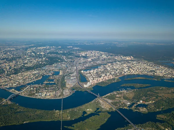 Kiev ve Dinyeper nehrinin yüksek manzarası.