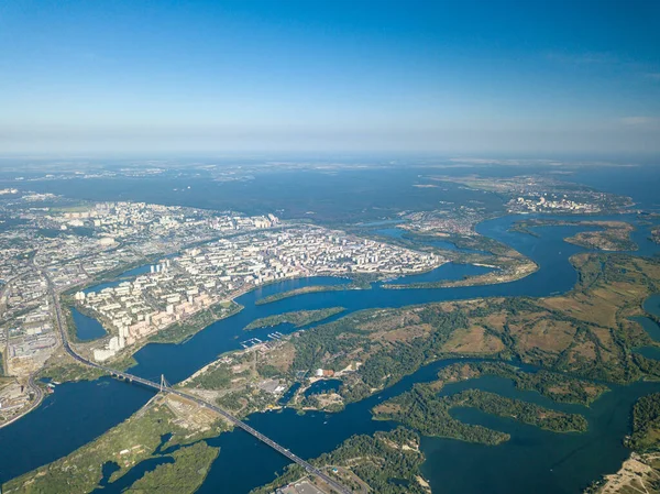 Kiev ve Dinyeper nehrinin yüksek manzarası.