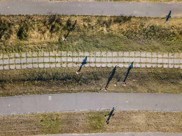 Вид Воздушного Беспилотника Косить Траву Обочине Дороги Бензиновыми Триммерами — стоковое фото