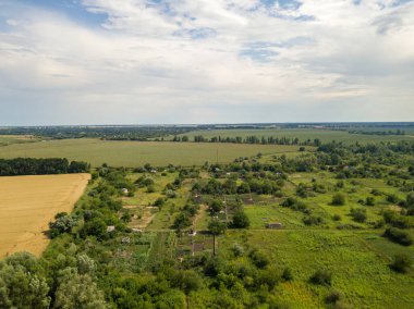 Hava aracı görüntüsü. Ukrayna kırsal arazisi.