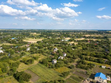 Hava aracı görüntüsü. Ukrayna kırsal arazisi.