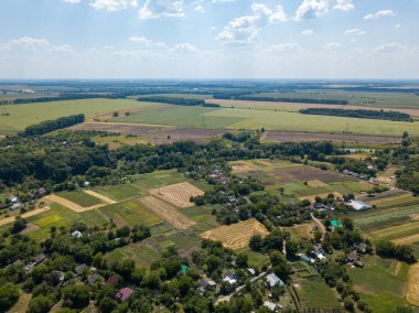 Hava aracı görüntüsü. Ukrayna kırsal arazisi.