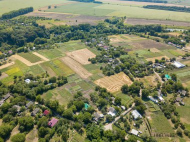 Hava aracı görüntüsü. Ukrayna kırsal arazisi.