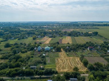 Hava aracı görüntüsü. Ukrayna kırsal arazisi.