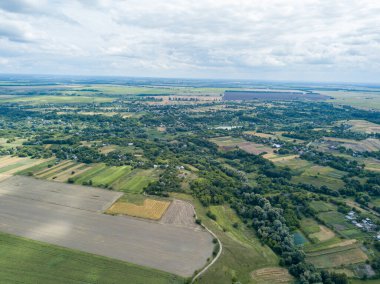 Hava aracı görüntüsü. Ukrayna kırsal arazisi.
