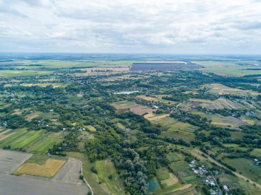 Hava aracı görüntüsü. Ukrayna kırsal arazisi.