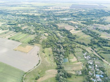 Hava aracı görüntüsü. Ukrayna kırsal arazisi.