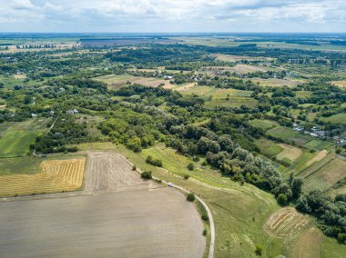 Hava aracı görüntüsü. Ukrayna kırsal arazisi.