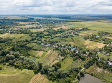 Hava aracı görüntüsü. Ukrayna kırsal arazisi.