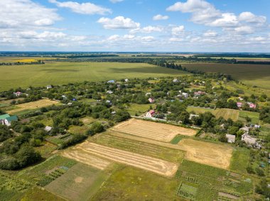 Hava aracı görüntüsü. Ukrayna kırsal arazisi.