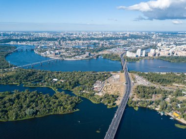 Hava aracı görüntüsü. Kiev 'deki Dinyeper nehri üzerindeki köprü..