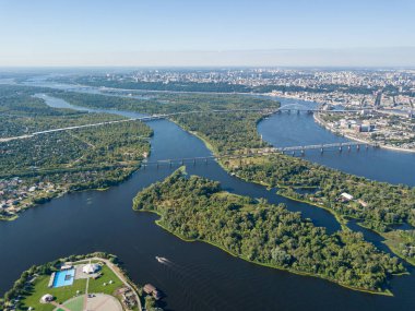 Kiev 'deki Dinyeper nehrinin yüksek manzarası.