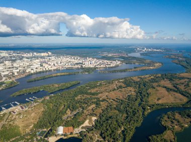 Kiev 'deki Dinyeper nehrinin yüksek manzarası.