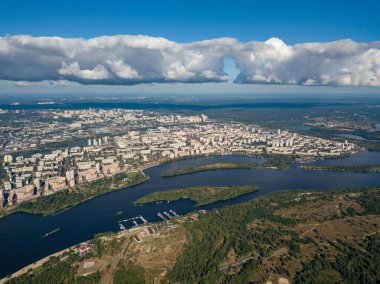 Kiev 'deki Dinyeper nehrinin yüksek manzarası.