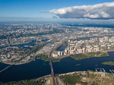Kiev 'deki Dinyeper nehrinin yüksek manzarası.