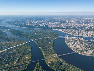 Kiev 'deki Dinyeper nehrinin yüksek manzarası. Yaz güneşli bir gün.